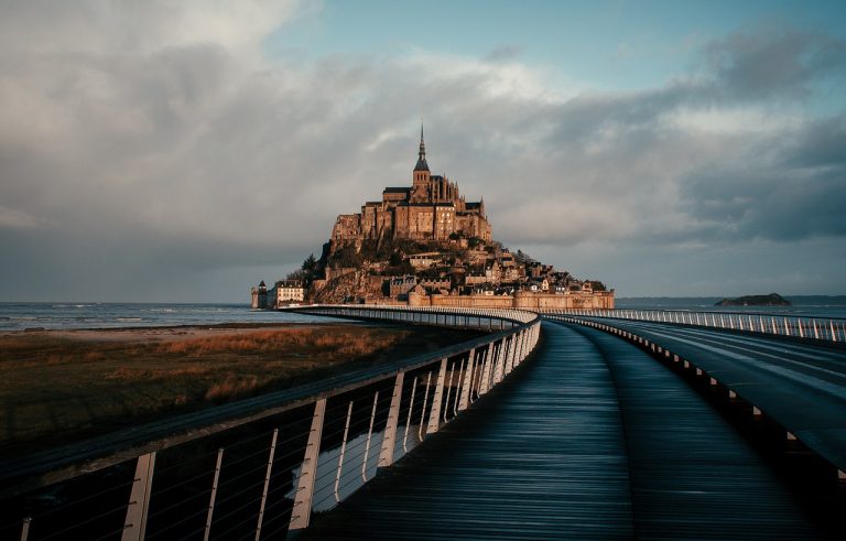 Tourisme au Mont Saint-Michel : une icône touristique entre Normandie et Bretagne